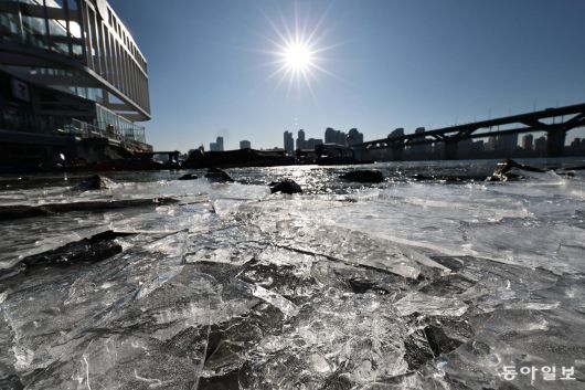 한파주의보가 발효된 20일 서울 광진구 인근 한강이 얼어있다. 기상청은 이날부터 전국 대부분 지역에서 아침 기온이 전날보다 10도 이상 크게 떨어지는 곳이 많겠다며 당분간 강한 추위가 지속되겠다고 예보했다. 양회성 기자 yohan@donga.com