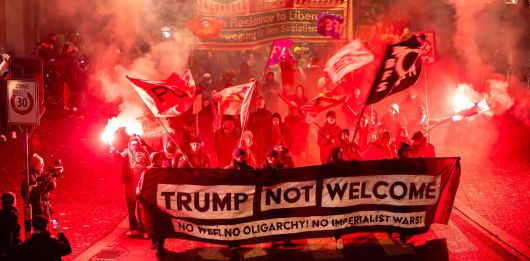 “트럼프 방문 반대” 19일(현지 시간) 스위스 취리히 시민들이 인근 다보스에서 이날부터 23일까지 열리는 세계경제포럼(WEF·다보스포럼)에 도널드 트럼프 미국 대통령이 21일 참석하는 것을 반대하는 시위를 벌이고 있다. ‘트럼프를 환영하지 않는다(Trump Not Welcome)’는 펼침막과 횃불이 보인다. 트럼프 대통령이 덴마크령 그린란드에 대한 병합 의지를 강조하고 그린란드에 파병한 유럽 8개국을 상대로 추가 관세 부과까지 발표하자 유럽에서 전방위적인 반(反)트럼프 여론이 일고 있다. 취리히=AP 뉴시스