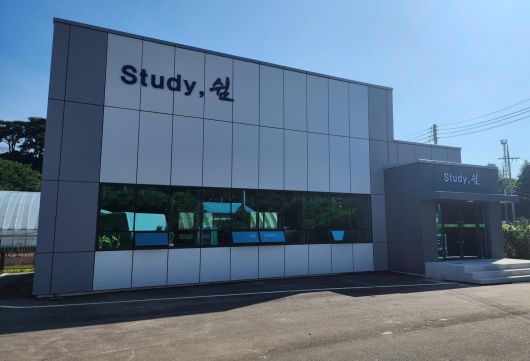 양양군농업기술센터 내 철거 예정이던 옛 유용미생물배양센터(위쪽)와 이를 리모델링해 새롭게 조성된 주민 교육·커뮤니티 공간 ‘스터디, 쉼’. 양양군 제공