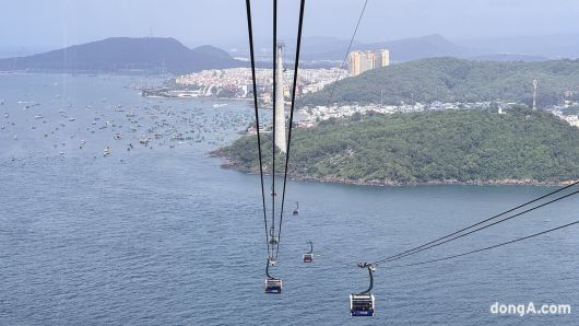 라 페스타 푸꾸옥에서 도보 5분 거리엔 선그룹의 테마파크가 조성된 ‘혼톰섬’로 가는 케이블카가 있다. 윤우열 기자 cloudancer@donga.com