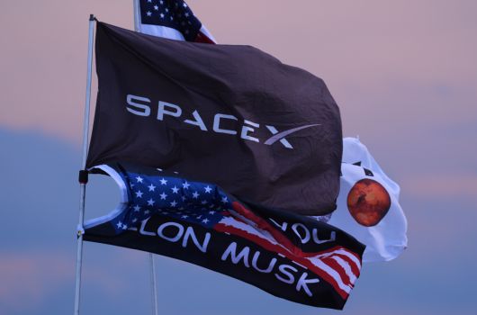 2025년 8월 24일, 스페이스X의 초대형 로켓 스타십이 시험 비행을 할 예정인 텍사스 스타베이스 현장 근처에 깃발이 꽂혀 있다. AP 뉴시스