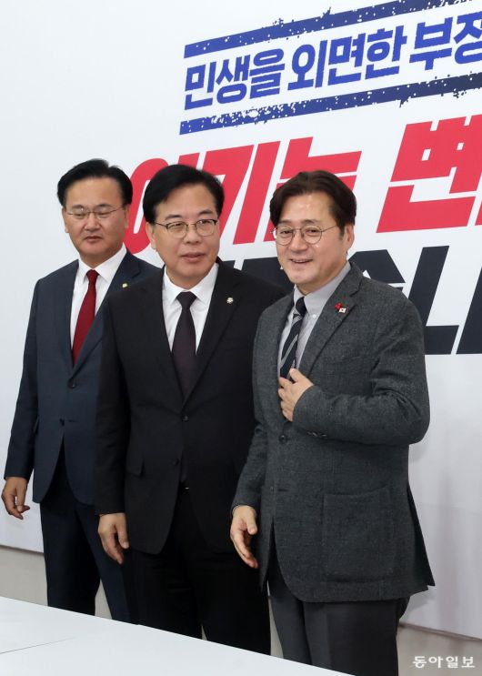 송언석 국민의힘 원내대표가 22일 국회에서 홍익표 대통령비서실 정무수석을 접견하고 있다. 장승윤 기자 tomato99@donga.com