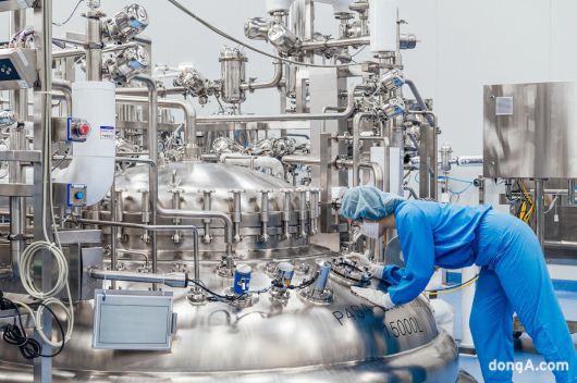 삼성바이오로직스 4공장에서 직원이 배양기를 점검하고 있다.