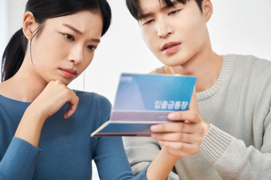 ‘예금 풍차 돌리기’가 고금리 막차 전략으로 다시 주목받고 있다. 필요한 건 부지런한 통장 쪼개기가 아니라, 내 돈이 ‘얼마 벌고 있는지’보다 ‘언제 쓸 돈인지’를 먼저 정하는 설계다. 게티이미지뱅크