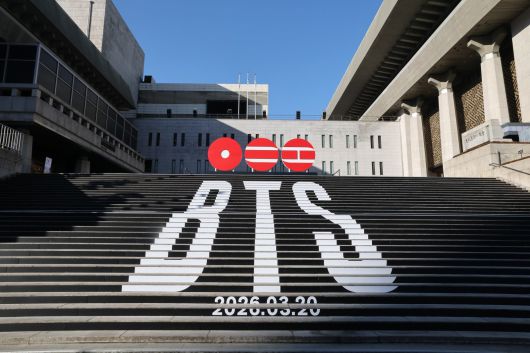 6일 오전 서울 종로구 세종문화회관 야외 계단에 BTS(방탄소년단)의 컴백 로고 조형물이 설치되어 있다. BTS는 3월 20일 컴백과 새 앨범 발매, 월드투어 일정을 공식 발표했다. 2026.1.6/뉴스1