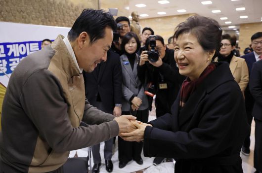 박근혜 전 대통령이 22일 서울 여의도 국회 로텐더홀에서 통일교게이트·더불어민주당공천뇌물 ‘쌍특검’ 수용을 요구하며 8일째 단식 중인 장동혁 국민의힘 대표를 찾아 대화하고 있다. 2026.01.22. 뉴시스