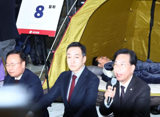 통일교·공천헌금 ‘쌍특검’ 수용을 촉구하며 여드레째 단식중인 장동혁 국민의힘 대표가 21일 서울 여의도 국회 로텐더홀 농성장 앞에서 열린 최고위원회의에 불참한 채 텐트에 누워있다. 2026.01.22. 뉴시스