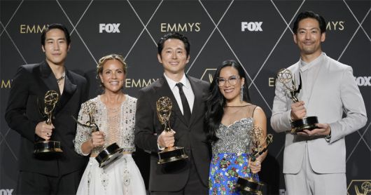 미국 로스앤젤레스에서 열린 제75회 프라임타임 에미상 시상식에서 8관왕을 차지한 넷플릭스 드라마 ‘성난 사람들’의 출연 배우들이 트로피를 들고 있다. 왼쪽부터 영 마지노, 마리아 벨로, 스티븐 연, 앨리 웡, 조셉 리. 이날 남우주연상을 받은 스티븐 연을 비롯해 영 마지노, 조셉 리는 모두 한국계 배우다. 2024.1.15. 로스앤젤레스=AP 뉴시스