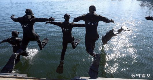 오리발 수영을 하기 위해 바다로 뛰어드는 심해잠수사(SSU)들. 창원=양회성 기자 yohan@donga.com