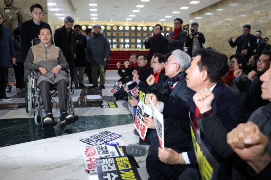 8일 만에 단식 중단을 선언한 장동혁 국민의힘 대표가 22일 서울 여의도 국회에서 병원으로 이송되고 있다. 2026.1.22/2026.1.22/국회사진기자단