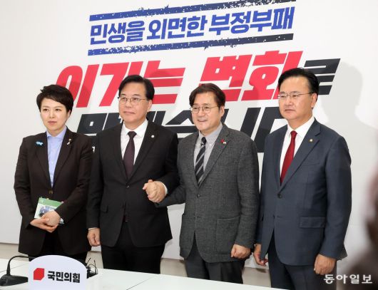 송언석 국민의힘 원내대표가 22일 국회에서 홍익표 대통령비서실 정무수석을 접견하고 있다. 장승윤 기자 tomato99@donga.com