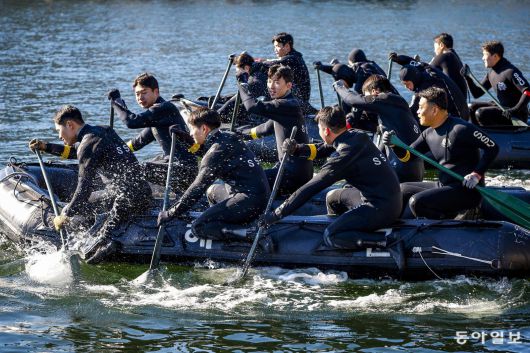 해군 특수전전단 해난구조전대(SSU) 소속 심해잠수사들이 고무보트 패들링 종목에서 중대별 팀워크를 겨루고 있다. 창원=양회성 기자 yohan@donga.com