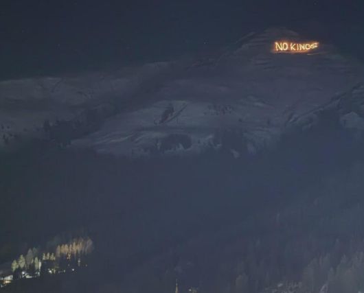 스위스 다보스에서 열리는 세계 경제 포럼을 앞두고 눈으로 덮인 산비탈에 ‘NO KINGS’라는 횃불 문구가 적혀 있다. 엑스 갈무리