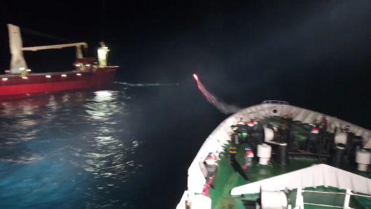 우리 해양 경찰은 이달 12일 울릉도 해역을 항해하다가 엔진 고장으로 조종 불능 상태에 빠진 러시아 선박에 대한 구조 활동을 벌였다. 동해지방해양경찰청 제공