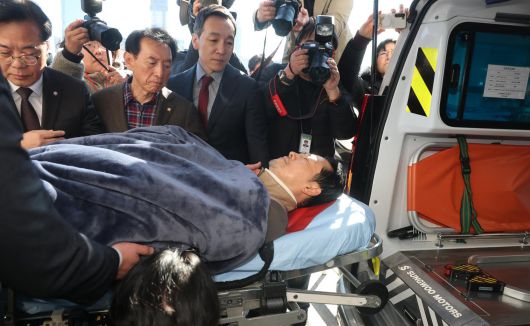‘통일교·공천헌금’ 쌍특검법 수용을 촉구하며 단식을 시작한 장동혁 국민의힘 대표가 22일 서울 여의도 국회에서 단식 8일 만에 박근혜 전 대통령의 단식 중단 권고를 받아들여 병원으로 이송되고 있다. 2026.1.22/국회사진기자단