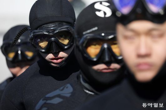 입수 준비를 마친 해군 심해잠수사(SSU)들. 창원=양회성 기자 yohan@donga.com