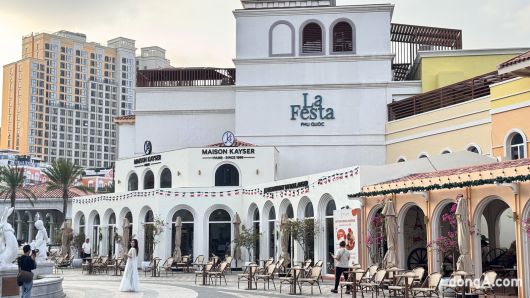 라 페스타 푸꾸옥은 관광객이 모이는 ‘만남의 광장’ 역할을 한다. 80m에 달하는 시계탑과 태양신의 분수 등 명소가 자리잡고 있기 때문이다. 이곳에선 하얗고 화려한 드레스를 입은 20~30대들이 추억을 남기기 바쁘다. 윤우열 기자 cloudancer@donga.com