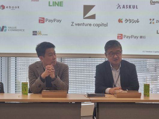 20일 오후 제트벤처캐피털(ZVC)의 황인준 대표(오른쪽)가 기자단을 만나 한국과 일본의 AI 스타트업에 대해 설명하고 있다.