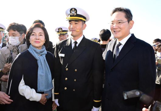 이재용(오른쪽) 삼성전자 회장과 홍라희 전 삼성미술관 리움 관장이 28일 오후 경남 창원 해군사관학교 연병장에서 열린 제139기 해군·해병대 사관후보생 수료 및 임관식에 참석해 장남 이지호 신임 소위와 기념촬영을 하고 있다.  사진공동취재단