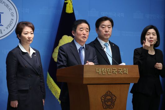 강득구 더불어민주당 최고위원이 23일 오후 서울 여의도 국회 소통관에서 열린 ‘정청래 대표의 조국혁신당 합당 제안 발표’ 관련 입장 발표 기자회견에서 발언을 하고 있다.왼쪽부터 이언주, 강득구, 황명선 최고위원. 2026.01.23. 뉴시스