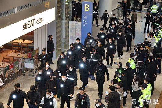 캄보디아에서 각종 사기와 인질 강도 등을 저지른 한국인 범죄자 73명이 23일 인천공항을 통해 국내로 송환되고 있다. 양회성 기자 yohan@donga.com