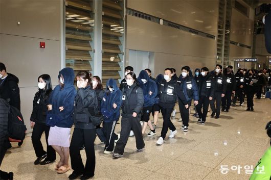 캄보디아에서 각종 사기와 인질 강도 등을 저지른 한국인 범죄자 73명이 23일 인천공항을 통해 국내로 송환되고 있다. 양회성 기자 yohan@donga.com
