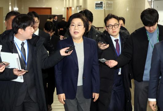 이혜훈 기획예산처 장관 후보자가 23일 오전 서울 여의도 국회에서 열리는 인사청문회에 참석하기 위해 이동하며 취재진의 질문세례를 받고 있다. 2026.01.23. 뉴시스