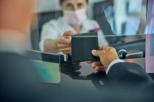 결제·계약 과정에서 소비자가 체감하는 ‘통제권’의 이동을 상징하는 장면. 게티이미지뱅크