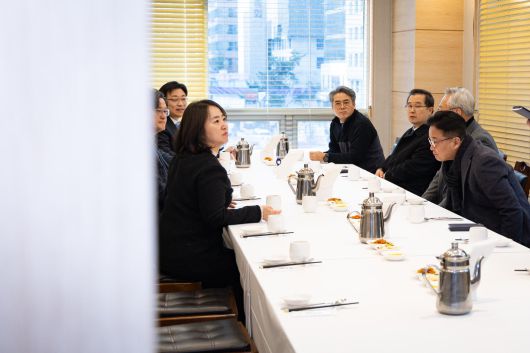 더불어민주당 초선의원 모임인 ‘더민초’ 의원들이 23일 서울 여의도 한 식당에서 정청래 대표의 조국혁신당 합당 추진 등과 관련해 오찬 회동을 하고 있다. 2026.1.23/뉴스1