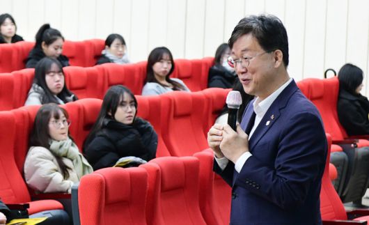 같은 날 이민근 안산시장이 ‘2026년 동계 청년 행정체험연수’ 참가자들을 대상으로 프로그램 취지와 운영 방향에 대해 설명하고 있다. 안산시 제공