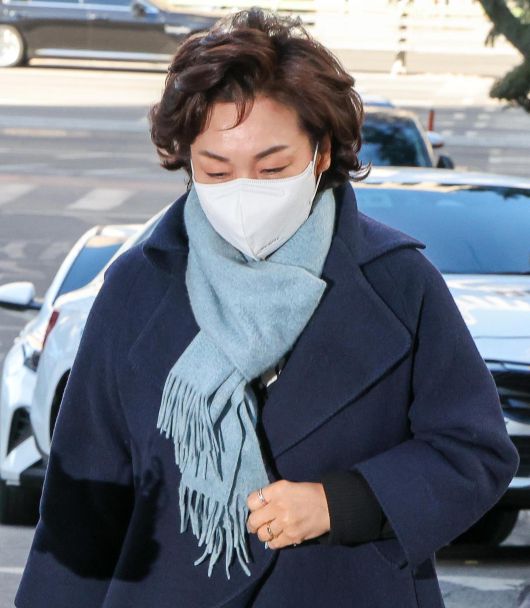 경찰 출석하는 김병기 부인 더불어민주당에서 제명된 김병기 의원의 부인 이모 씨가 22일 오후 법인카드 유용 의혹 등과 관련해 피의자 신분으로 조사를 받기 위해 서울경찰청 공공범죄수사대에 출석하고 있다. 뉴스1