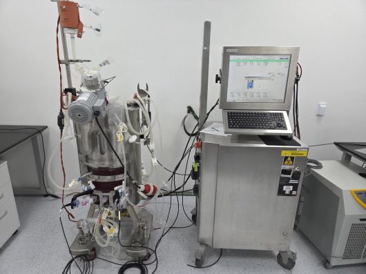 아트블러드의 50L 바이오리액터. 왼쪽 원통형 기구 안에서 적혈구가 생산된다. 아트블러드 제공