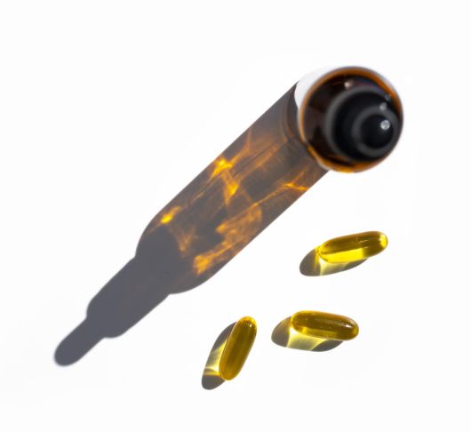 액상형과 정제형 비타민. 제형은 다르지만, 체내 흡수 단계에서는 결국 같은 ‘영양소’로 전환된다. 게티이미지뱅크