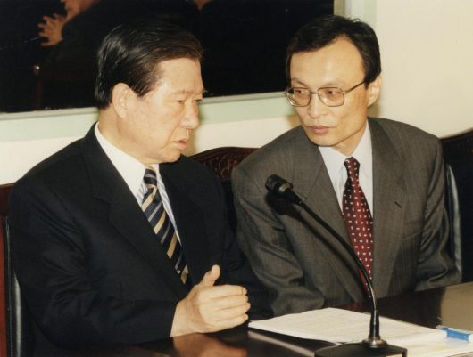 국민회의 당무회의. 이해찬의원과 김대중총재(왼쪽).