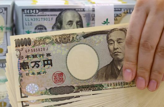 2일 서울 중구 하나은행 위변조대응센터에서 직원이 엔화와 달러화를 정리하고 있다. 뉴시스