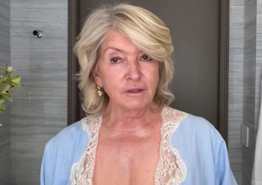 84세 마사 스튜어트가 민낯과 란제리 차림으로 등장해 내면의 건강이 외면으로 드러난다는 뷰티 철학과 아침 루틴을 공개했다. 사진=유튜브 보그