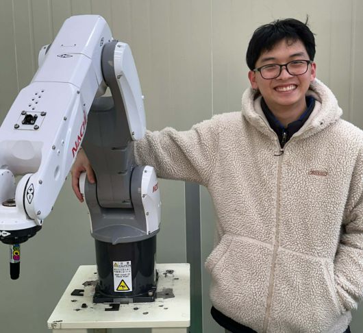 한국과 베트남 다문화 가정에서 성장한 부민준 씨가 로봇 옆에서 미소를 지어 보이고 있다. 부 씨의 회사는 현재 베트남에도 진출했는데, 어린 시절 베트남에서 성장한 부 씨가 베트남 근로자에게 제품 사용법 등을 교육하고 있다. 한국폴리텍대 제공