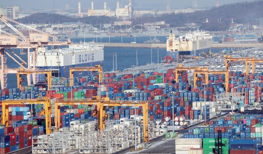 도널드 트럼프 미국 대통령이 26일(현지시간) 한국 의회가 무역 합의를 이행하지 않고 있다며 상호관세를 비롯해 자동차 등 품목 관세를 15%에서 25%로 인상하겠다고 밝혔다. 관세 부과의 시점이나 기타 추가적인 내용은 언급하지 않았다. 사진은 27일 경기 평택시 포승읍 평택항에 수출용 컨테이너가 쌓여있는 모습. 2026.1.27/뉴스1