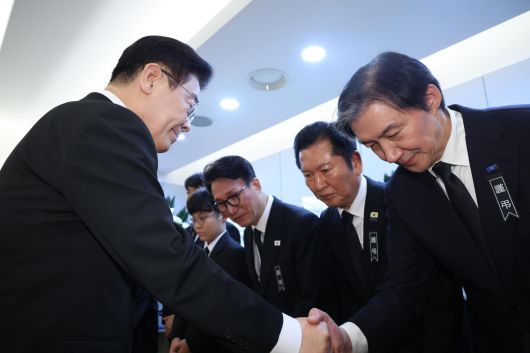 이재명 대통령이 27일 서울 종로구 서울대학교병원 장례식장에 마련된 고(故)이해찬 민주평화통일자문회의 수석부의장 빈소를 찾아 조국 조국혁신당 대표와 악수하고 있다. 청와대통신사진기자단