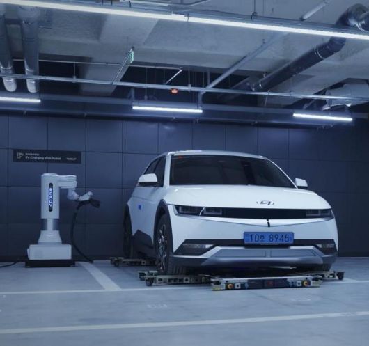 로봇 주차는 로봇이 차량 아래로 진입해 바퀴를 들어 올린 뒤 빈 공간을 찾아 스스로 주차하는 무인 시스템이다. 사진은 현대건설이 로봇 주차 서비스를 시연하는 모습. 현대건설 제공