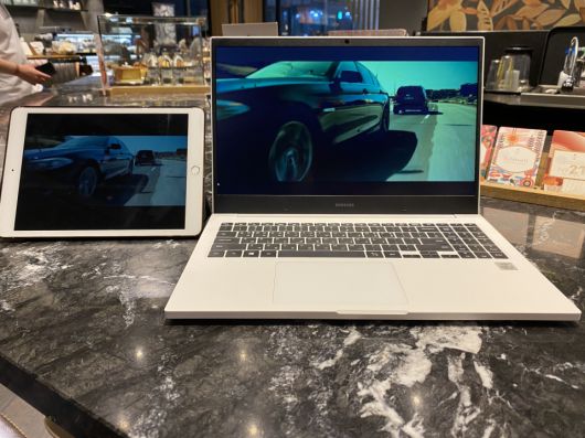 15.6형의 디스플레이와 함께 영화를 쾌적하게 감상할 수 있다. 9.7형 태블릿과는 비교가 무색할 정도로 화면 사이즈가 넓다.