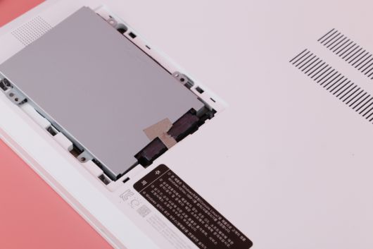 추가적인 SATA 슬롯을 지녀 저장장치 확장이 용이하다.