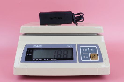충전기는 아담한 사이즈를 지녔으며, 무게는 188g이다.