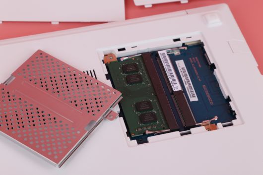 램은 기본적으로 8GB가 하나 장착되어 있다. 추가로 메모리를 장착하면 16GB 듀얼 채널 구성도 가능하다. 참고로 듀얼 채널에서는 내장 그래픽의 성능이 향상돼 게임을 조금 더 쾌적하게 구동할 수 있다.