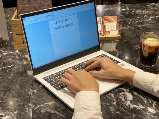 레티스 키보드가 적용되어 장시간의 타이핑도 문제없다.