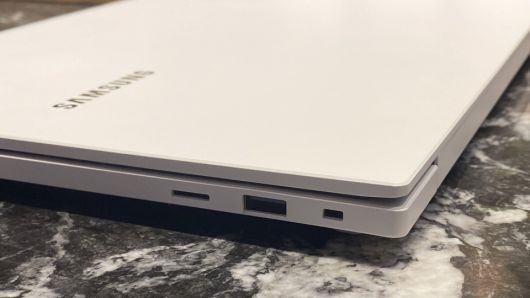 오른쪽에는 멀티 리더기, USB 2.0 포트, 시큐리티 슬롯이 존재한다.