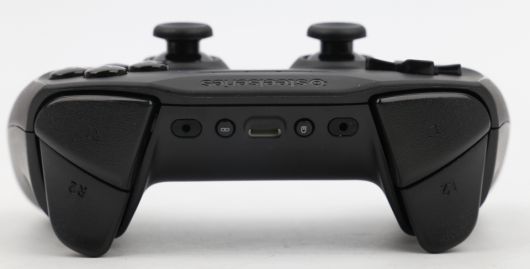 님버스+는 라이트닝 포트로 충전할 수 있는 컨트롤러다.