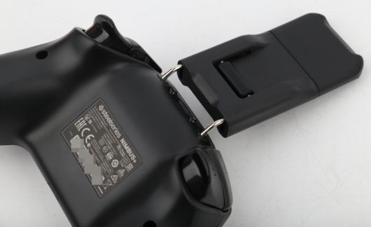 마운트 후면에 있는 슬라이더를 밀면 마운트 안쪽에 있는 지지대를 꺼낼 수 있다.