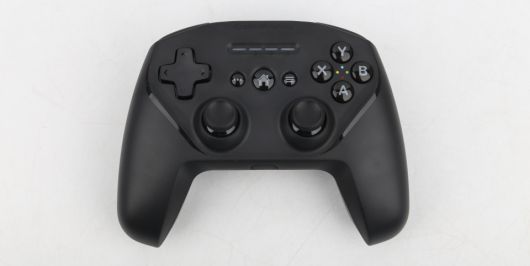 님버스+는 듀얼쇼크4처럼 양쪽 아날로그 스틱이 컨트롤러 하단에 위치한 제품이다.