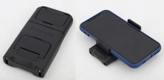 님버스+에 동봉되는 아이폰 마운트는 접이식 구조를 지녔다.